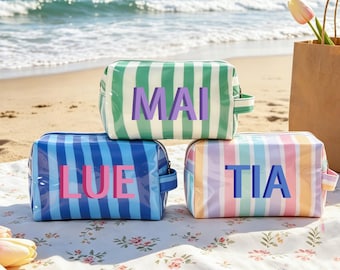Pochette per il trucco estiva personalizzata, astuccio cosmetico a righe con monogramma, beauty case trasparente impermeabile, regalo da spiaggia per lei