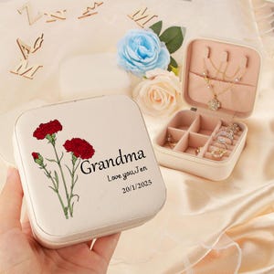 Benutzerdefinierte Oma Reise Schmuckschatulle mit rot / rosa Nelke, Geburtstagsgeschenk, Muttertag, personalisiertes Geschenk für Oma