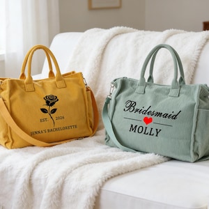 Puede incluir: Una taza de cerámica blanca con asa negra y el texto "But First, Coffee" en negrita negra. La taza se encuentra sobre un fondo borroso, resaltando su diseño limpio.