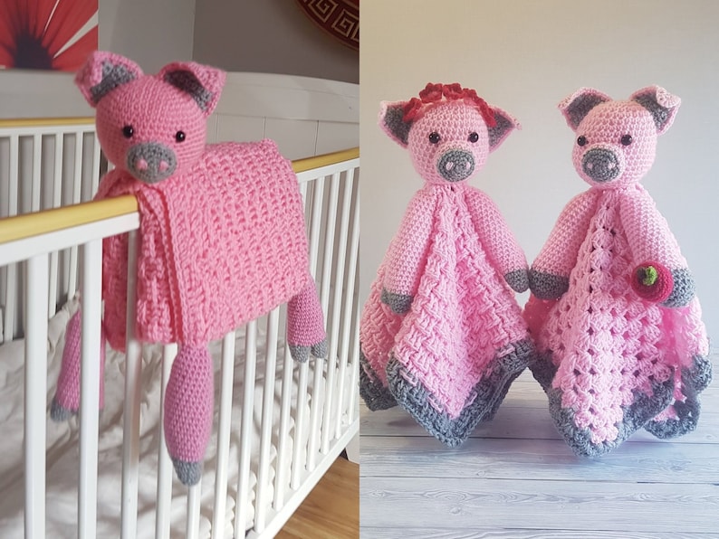 K&ouml;nnte beinhalten: Zwei rosa geh&auml;kelte Schweinchen-Babydecken. Eine Schweinchen-Decke h&auml;ngt an einem wei&szlig;en Babybett, und die anderen beiden Schweinchen-Decken liegen auf einer wei&szlig;en Oberfl&auml;che. Die Schweinchen-Decken haben graue Akzente und sind aus rosa und grauem Garn gefertigt.