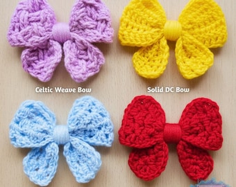 Op de afbeelding: Vier handgemaakte gehaakte strikken in lavendel, geel, lichtblauw en rood. Elke strik heeft een ander steekpatroon, met de namen "Celtic Weave Bow", "Solid DC Bow", "Granny Stitch Bow" en "Mesh (Red)" eronder.