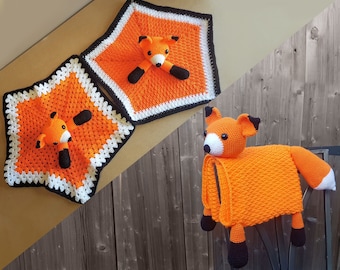 Könnte beinhalten: Zwei gehäkelte Fuchdecken in Orange und Weiß mit schwarzen Akzenten. Eine Decke ist quadratisch flach und die andere ist eine fuchsförmige Decke mit einem Schwanz.