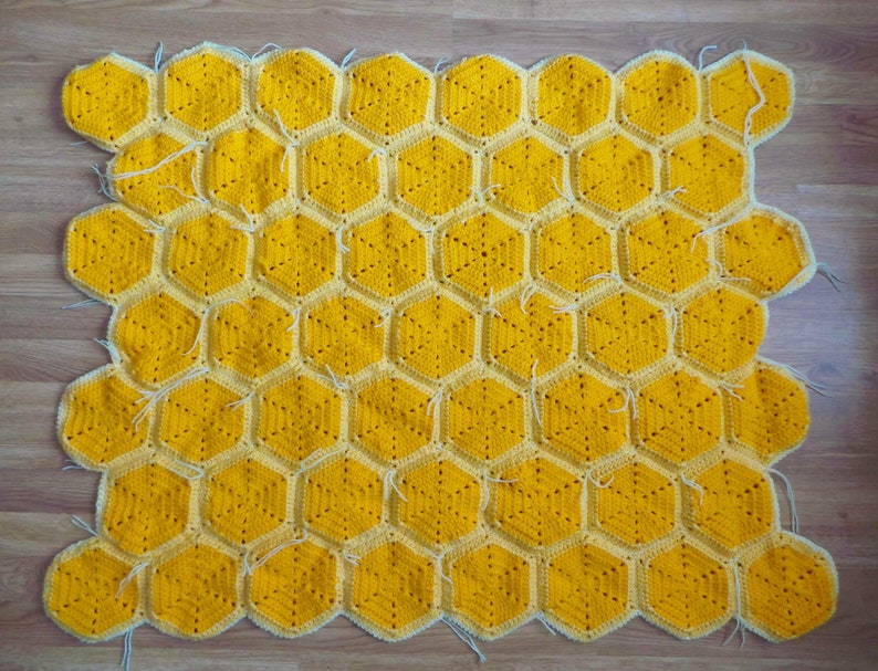 Bee Happy Honeycomb Baby Blanket Lapghan Crochet Pattern Bumblebee Blanket Baby Shower Gift Bee Blanket Baby Gift Beekeeper Birthday Gift zdjęcie 3