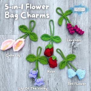 Könnte beinhalten: Fünf gehäkelte Blumen-Taschenanhänger in verschiedenen Farben, darunter rosa Calla Lily, rote Rose, lila Maiglöckchen, Lavendel und blaue Glockenblume. Die Anhänger haben grüne Blätter und sind mit ihren Blumnamen beschriftet.
