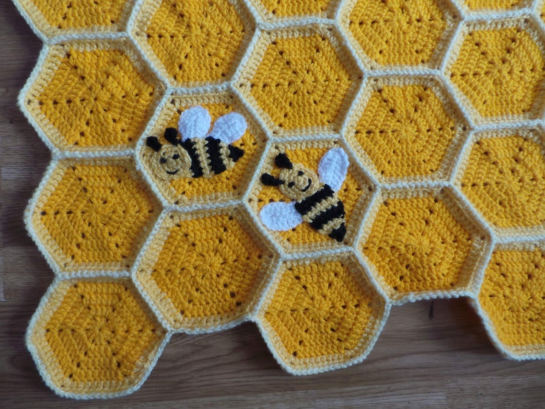 Bee Happy Honeycomb Baby Blanket Lapghan Crochet Pattern Bumblebee Blanket Baby Shower Gift Bee Blanket Baby Gift Beekeeper Birthday Gift zdjęcie 5