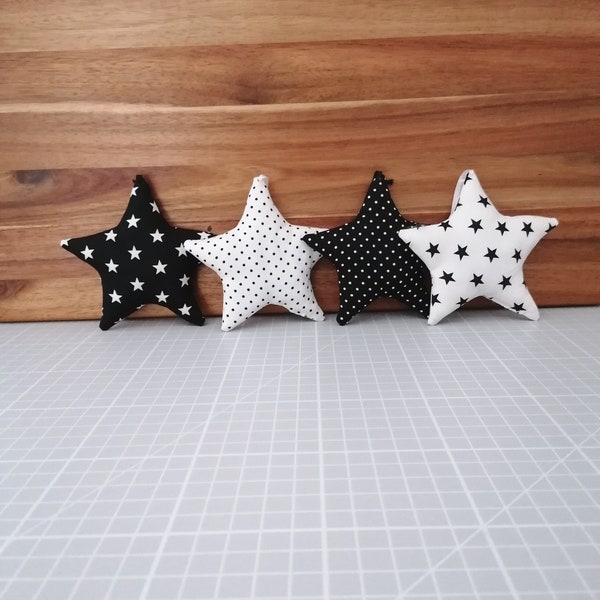4 Sterne aus Stoff in schwarz weiss zum Aufhängen für die skandinavische Deko // Deko Kinderzimmer // Fensterdeko hängend