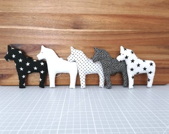 5 Dalapferde aus Stoff in schwarz weiß für die skandinavische Deko // Geschenk für Pferdeliebhaber // Deko Kinderzimmer