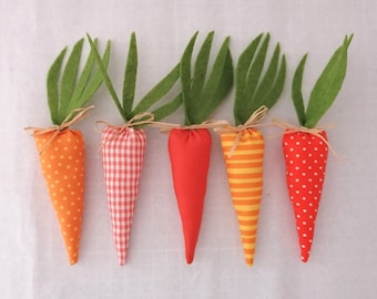 5 Möhren / Karotten handgemacht aus orangem Stoff und grünem Filz für die Küchendeko // Tischdeko Sommer // Geschenke Küche