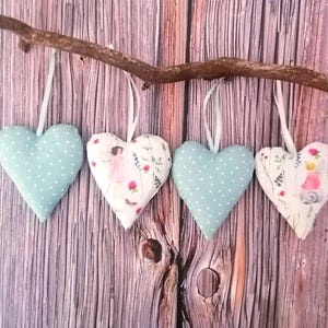 Hand-sewn fabric hearts made from Acufactum fabric – country-style hanging decoration – cottagecore heart pendants – Scandinavian green decoration – set of 4
