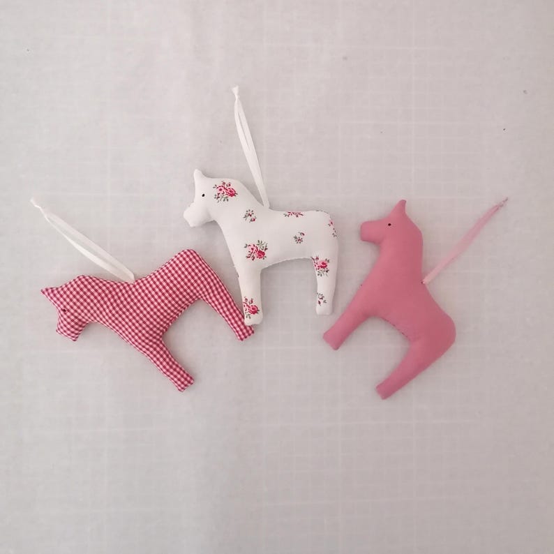 Dala fabric horses in red and white for hanging // Set of 3 Christmas decorations // Scandinavian decor and children's room decor // Christmas tree ornaments image 3