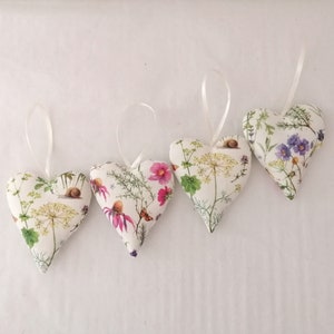 4 Deko Herzen aus Acufactum Stoff zum Hängen // Deko Hänger Sommer // kleines Mitbringsel // Fensterdekoration Sommer