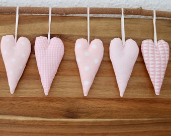 5 Deko Herzen aus Stoff in rosa und weiß zum Hängen für die Kinderzimmer Deko // Geschenk für Mama