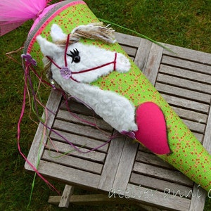 Könnte beinhalten: Ein Set aus drei Keramikbechern mit gesprenkelter, matter Oberfläche. Jeder Becher hat eine andere Farbe: Hellblau, Creme und Grau. Die Becher haben ein schlichtes, modernes Design und einen bequemen Griff.