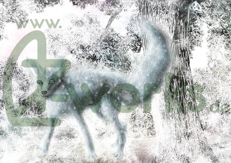 Puede incluir: Un lobo blanco con ojos azules se encuentra en un bosque nevado. El pelaje del lobo es esponjoso y su cola est&aacute; enroscada detr&aacute;s de &eacute;l.