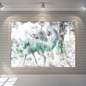 Puede incluir: Una impresi&oacute;n de arte digital de un lobo blanco en un entorno de bosque. El lobo est&aacute; representado en un estilo descolorido y et&eacute;reo con una superposici&oacute;n de texto verde.