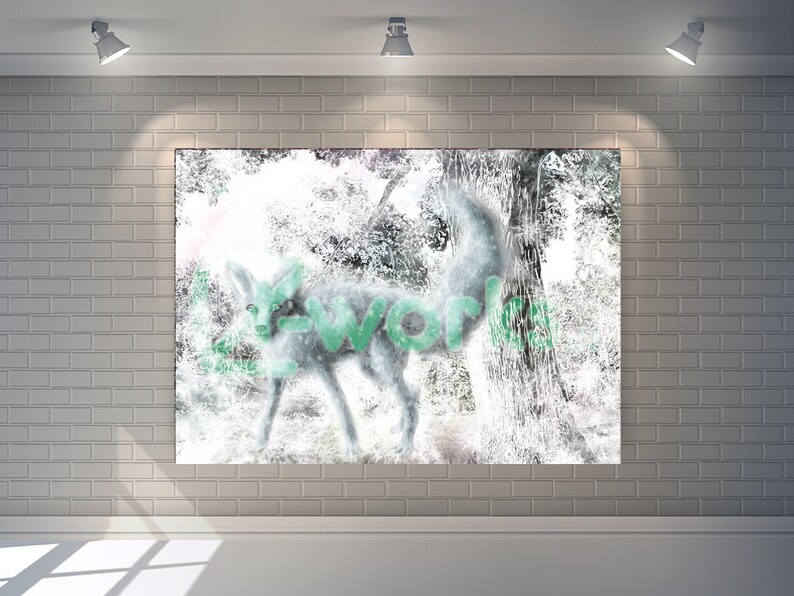 Puede incluir: Una impresi&oacute;n de arte digital de un lobo blanco en un entorno de bosque. El lobo est&aacute; representado en un estilo descolorido y et&eacute;reo con una superposici&oacute;n de texto verde.