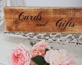 Drewniana tabliczka z napisem Cards and Gifts