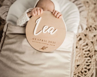 Birth plaque/name tag including an engraving of the dates of birth and name in 3D writing