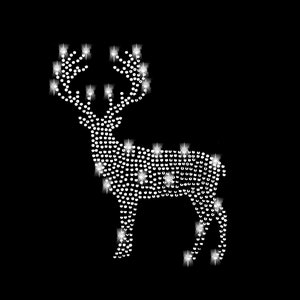 Könnte beinhalten: Eine weiße glitzernde Rentier-Silhouette aus Strasssteinen auf schwarzem Hintergrund.