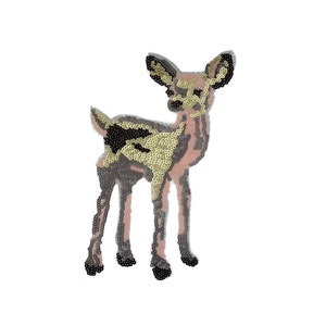 Pode incluir: Uma aplicação de veado com lantejoulas em tons de rosa, dourado, preto e cinza. O veado está em pé com as orelhas levantadas e o corpo é coberto de lantejoulas. A aplicação está em um fundo branco.