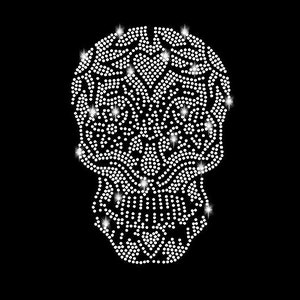 Könnte beinhalten: Ein weißes Totenkopfdesign aus Strasssteinen. Der Totenkopf ist mit komplizierten Mustern verziert und hat eine glänzende, funkelnde Oberfläche.