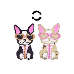 Könnte beinhalten: Zwei reversible Pailletten-Hunde-Patches. Ein Patch ist schwarz mit weißen Akzenten und der andere ist braun mit weißen Akzenten. Beide Hunde tragen rosafarbene herzförmige Sonnenbrillen und einen rosa-weißen gestreiften Schal.