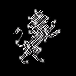 Könnte beinhalten: Eine weiße Löwen-Silhouette aus kleinen weißen Punkten, die an Strasssteine erinnern, auf schwarzem Hintergrund.