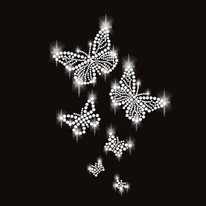 Peut inclure: Cinq papillons argentés scintillants sur un fond noir. Les papillons sont faits de strass et sont disposés en cascade.