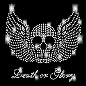Könnte beinhalten: Grafische Darstellung eines Schädels mit Flügeln, bestehend aus weißen Punkten auf schwarzem Hintergrund. Der Text "Death or Glory" steht in Schreibschrift unter dem Schädel.