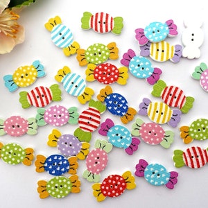 Può includere: Assortimento di bottoni di legno a forma di caramella in vari colori con diversi motivi, tra cui strisce, pois e cuori. I bottoni misurano circa 2,5 cm di diametro e hanno due fori per cucire.