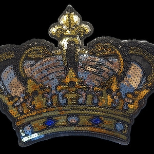 Könnte beinhalten: Eine goldene und schwarze Paillettenkrone mit blauen Akzenten. Die Krone ist ein dekorativer Patch.