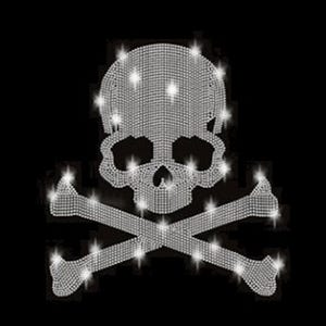 Könnte beinhalten: Ein silbernes Totenkopf- und Knochenkreuz-Design aus Strasssteinen. Der Totenkopf ist detailliert gestaltet und die Knochen sind in der Mitte gekreuzt.