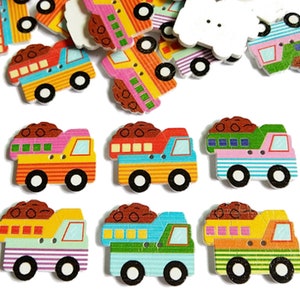 Könnte beinhalten: Sortiment aus bunten Holz-Knöpfen in Form von Kipplastern. Jeder Knopf hat einen braunen Schutthaufen in der Ladefläche des Lasters und bunte Streifen an den Seiten.