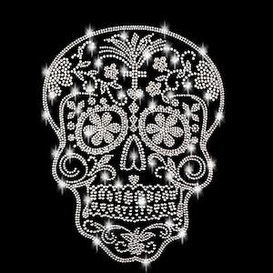 Op de afbeelding: Een suiker schedel ontwerp gemaakt van strass, met ingewikkelde bloemmotieven en glinsterende accenten.