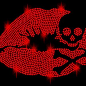 Könnte beinhalten: Rote Strass-Lippen mit einem Totenkopf- und Knochen-Design.
