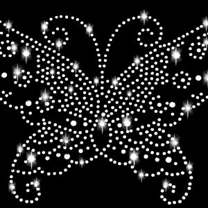 Op de afbeelding: Een wit strass vlinderontwerp met een glinsterende afwerking. Het ontwerp bestaat uit kleine, ronde strass steentjes die in de vorm van een vlinder zijn gerangschikt.