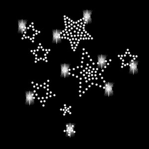 Könnte beinhalten: Ein schwarzer Hintergrund mit einer Ansammlung von weißen, glitzernden Sternen in verschiedenen Größen. Die Sterne sind in einem lockeren, asymmetrischen Muster angeordnet.