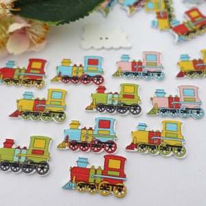 Op de afbeelding: Assortiment van kleurrijke houten trein-knopen met verschillende ontwerpen. Elke knoop heeft een cartoon-trein met verschillende gekleurde wielen, ramen en carrosserieën. De knopen zijn perfect voor knutsel- en naaiprojecten.