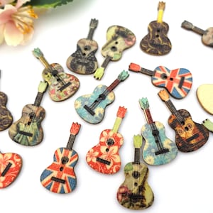 Könnte beinhalten: Sortiment an Holz-Knöpfen in Gitarrenform mit verschiedenen bunten Designs, darunter Blumen, Paisley und eine Union Jack-Flagge.