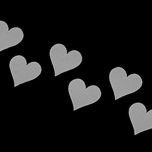 Könnte beinhalten: Ein schwarzer Hintergrund mit sieben grauen Herzformen, die diagonal von oben links nach unten rechts angeordnet sind.