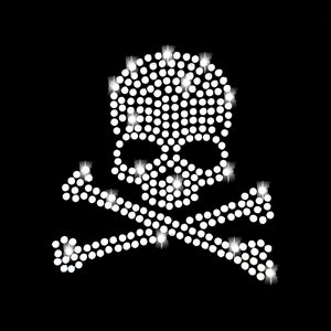 Könnte beinhalten: Ein weißes Totenkopf- und Knochenkreuz-Design aus Strasssteinen. Der Totenkopf hat ein detailliertes Gesicht mit Augenhöhlen, einer Nase und einem Mund. Die Knochenkreuze sind hinter dem Totenkopf positioniert, wobei die Enden der Knochen nach außen ragen.
