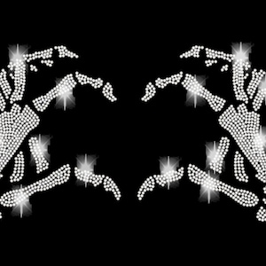 Könnte beinhalten: Zwei weiße Skeletthände aus Strasssteinen, die eine Herzform bilden.