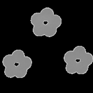 Può includere: Tre forme di fiori stilizzati grigi con cinque petali ciascuno. I fiori sono disposti a forma di triangolo.