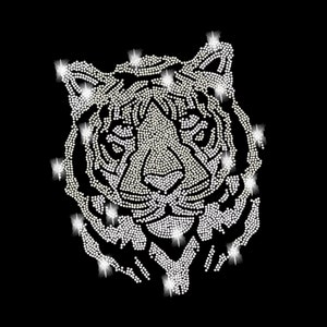 Könnte beinhalten: Ein weißes Tigergesicht aus Strasssteinen, vor schwarzem Hintergrund.