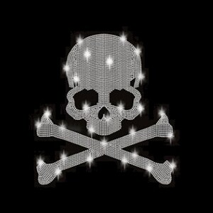 Könnte beinhalten: Ein silbernes Totenkopf- und Knochenkreuz-Design aus Strasssteinen. Der Totenkopf hat ein detailliertes Design mit Strasssteinen für Augen, Nase und Zähne. Die Knochenkreuze sind ebenfalls aus Strasssteinen.