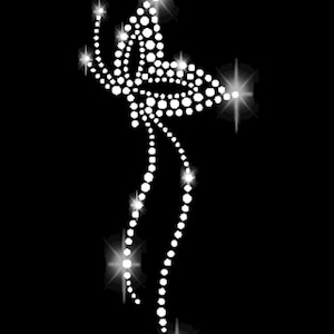 Può includere: Un design a farfalla scintillante realizzato con strass bianchi su uno sfondo nero.