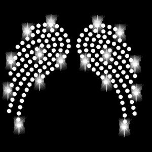 Könnte beinhalten: Ein Paar symmetrische, geschwungene, flügelförmige Designs, die aus zahlreichen kleinen, weißen, kreisförmigen Strasssteinen in einem dichten Muster auf einem einfarbigen schwarzen Hintergrund bestehen und einen funkelnden Effekt erzeugen.
