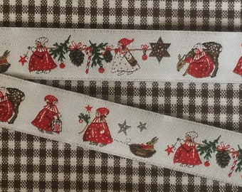 Könnte beinhalten: Weißes Band mit einem sich wiederholenden Muster aus rot gekleideten Figuren, die Weihnachtsbäume, Sterne und andere festliche Dekorationen tragen. Das Band befindet sich auf einem braunen und weißen Gingham-Hintergrund.