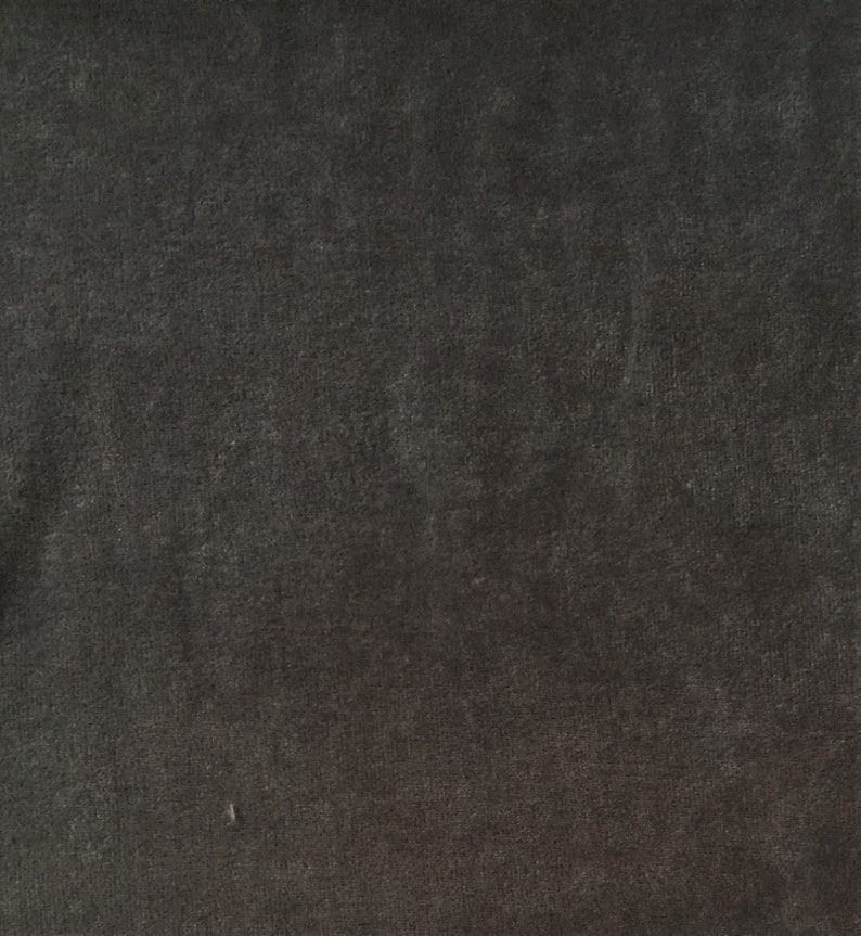 Puede incluir: Una tela texturizada gris oscuro con un brillo sutil. La tela tiene una superficie lisa y uniforme con un ligero grano.