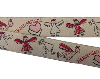 Puede incluir: Cinta de color crema con un patrón repetido de ángeles de dibujos animados, corazones y la palabra "Herzensengel" en rojo. Los ángeles tienen alas y coronas rojas. Adecuada para manualidades y decoración.